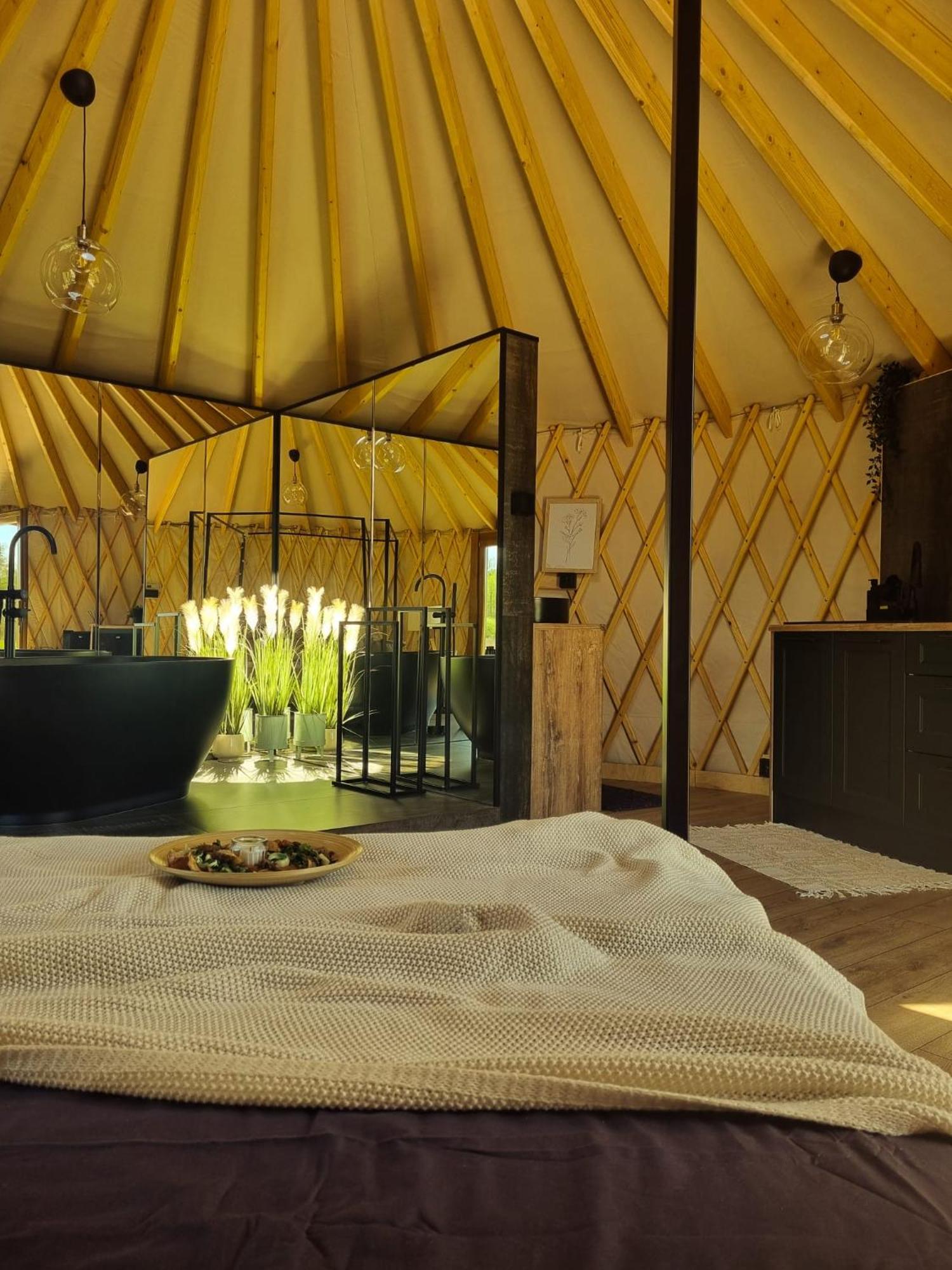 Jurty Glamping Hotell Gostynin Eksteriør bilde